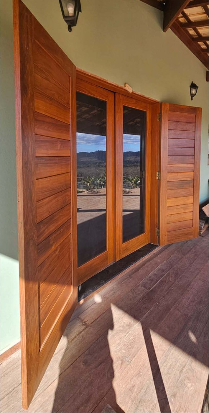 Porta Veneziana Reta com Vitrô Panorâmico — Alfa Marcenaria, marcenaria sob medida em Itabirito/MG