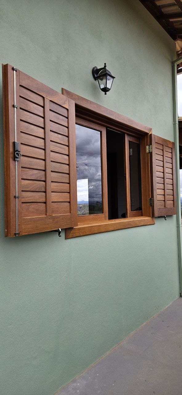 Janela veneziana em madeira — Alfa Marcenaria, marcenaria sob medida em Itabirito/MG