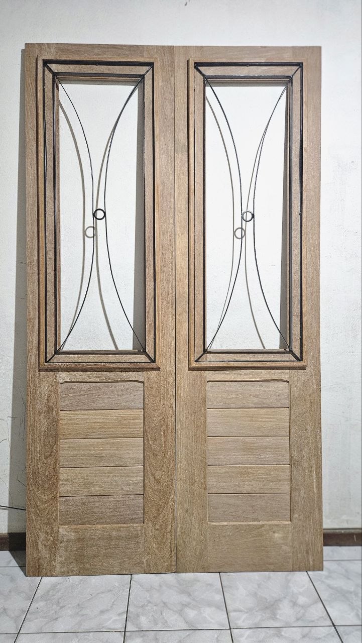 Porta dupla almofada com vitrô e ferro trabalhado — Alfa Marcenaria, marcenaria sob medida em Itabirito/MG