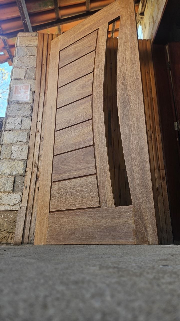 Porta pivotante em construção de pedra — Alfa Marcenaria, marcenaria sob medida em Itabirito/MG