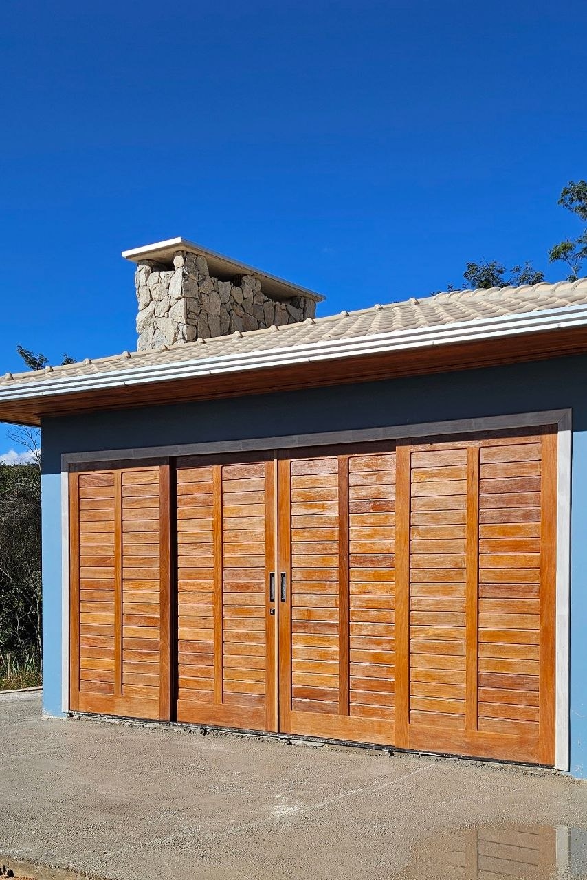 Portão veneziana em madeira para garagem — Alfa Marcenaria, marcenaria sob medida em Itabirito/MG